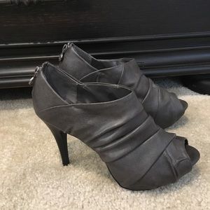 Women’s gray peep toe heels. 7.5/8